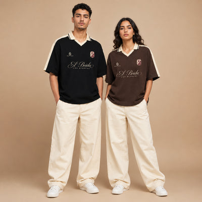 Polo El Beida à bandes porté en marron et en noire, plan en pied