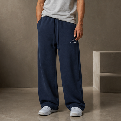 Pantalon Essentiel bleu marine en molleton épais porté de face
