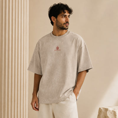 T-shirt Tassili gris porté de face avec monogramme DZ Nation