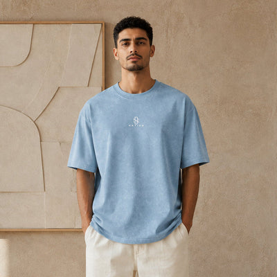 T-shirt Tamazight bleu porté de face avec monogramme DZ Nation