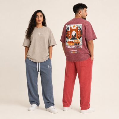 Pantalons Délavés bleu gris et rouge portés dans des looks décontractés