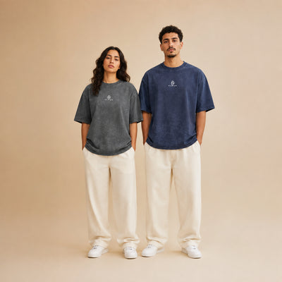 T-shirts Maqam Echahid gris et bleu marine portés de face