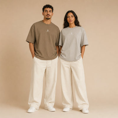 T-shirts Oran brun et gris portés de face