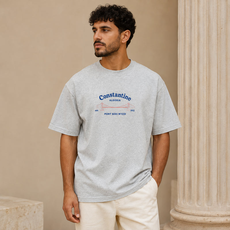 T-shirt Constantine gris avec design Pont Sidi M’Cid porté de face