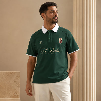 Polo El Beida vert porté de face, script doré et écusson national
