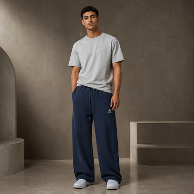 Pantalon Essentiel bleu marine à coupe large porté avec t-shirt gris