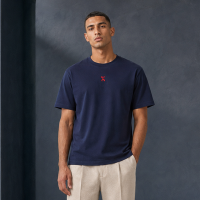 T-shirt Yaz bleu marine porté de face