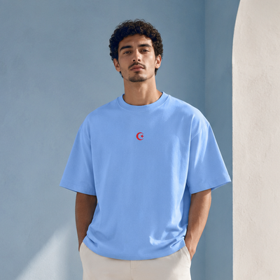 T-shirt Hilal bleu clair avec croissant et étoile rouges porté de face