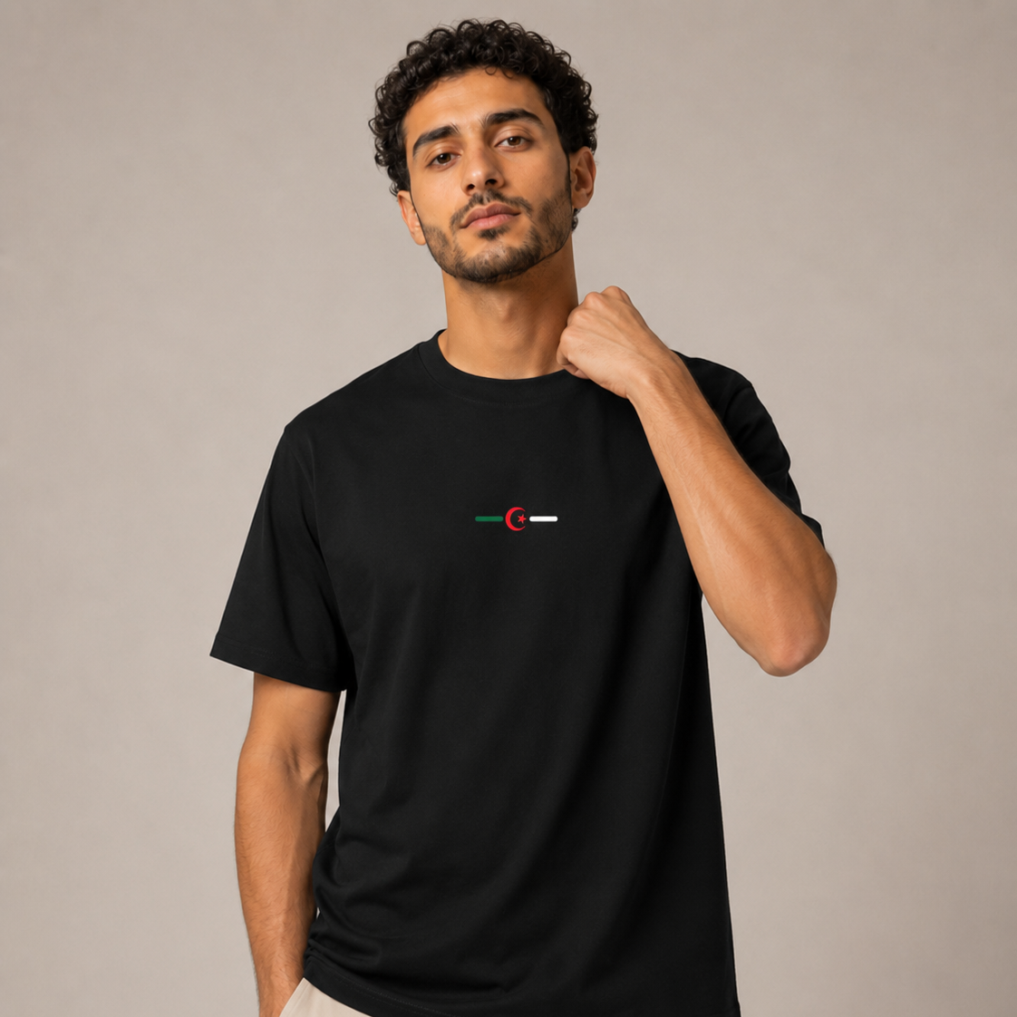 T-shirt Hilal Line noir avec motif algérien minimaliste porté de face