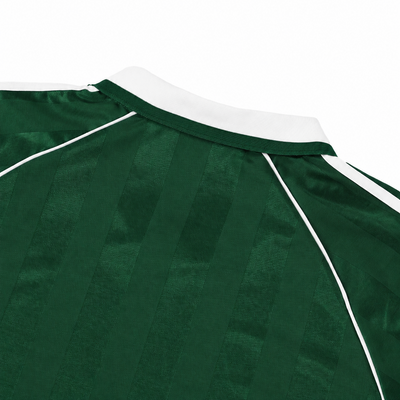 Close-up of the white piping on the green piped Djazaïr jersey