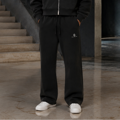 Pantalon Sirocco noir porté en pied dans un escalier