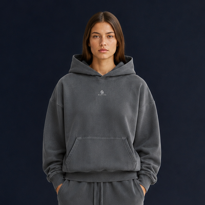 Sweat à capuche Sirocco gris délavé porté de face