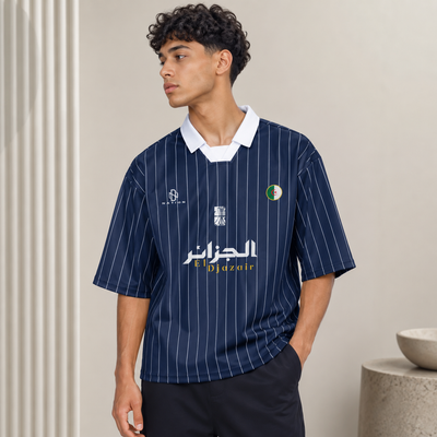 Maillot Djazaïr rayé bleu marine porté de face, col polo blanc