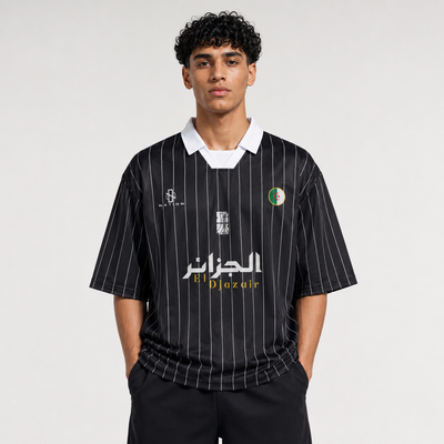 Maillot Djazaïr rayé noir porté de face, rayures fines ton sur ton