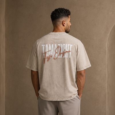 T-shirt Tamazight beige avec design Tizi Ouzou porté de dos