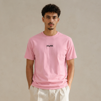T-shirt Ze3ma rose avec inscription noire porté de face