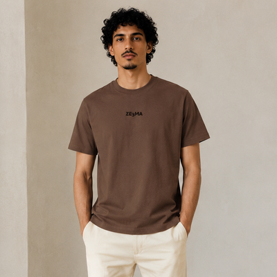 T-shirt Ze3ma brun avec inscription noire porté de face