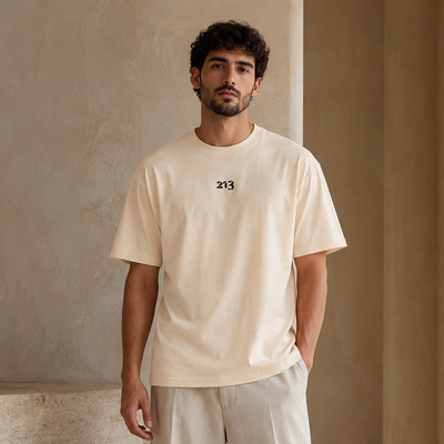 T-shirt 213 écru porté de face avec pantalon assorti