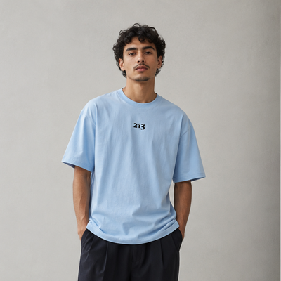 T-shirt 213 bleu clair porté de face