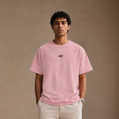 T-shirt Nif rose porté de face