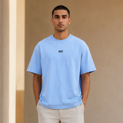 T-shirt Nif bleu clair porté avec pantalon écru