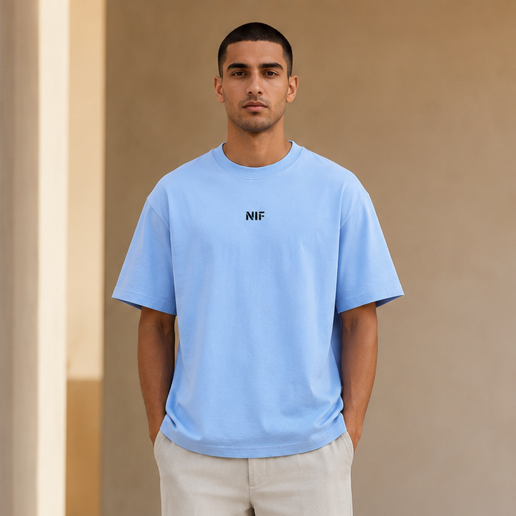 T-shirt Nif bleu clair porté avec pantalon écru