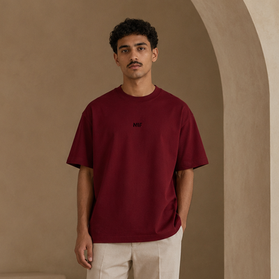 T-shirt Nif bordeaux porté de face