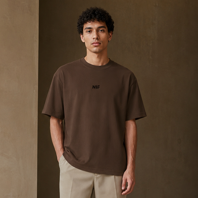 T-shirt Nif brun porté de face