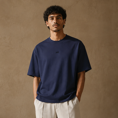 T-shirt Nif bleu marine porté de face
