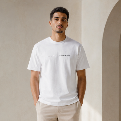 T-shirt Peuple blanc avec inscription discrète porté de face