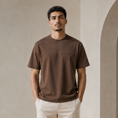 T-shirt Peuple brun porté de face