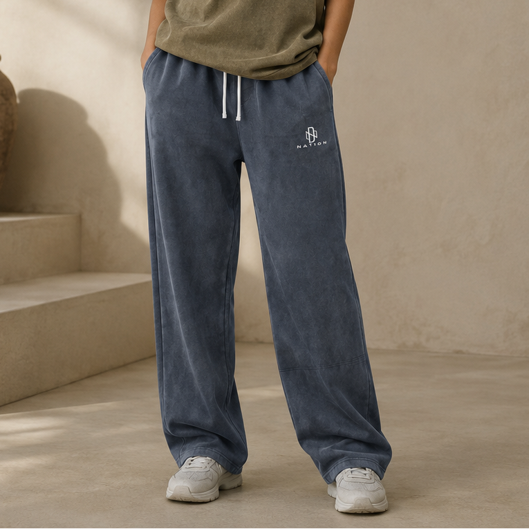 Pantalon Délavé bleu gris à coupe large porté de face
