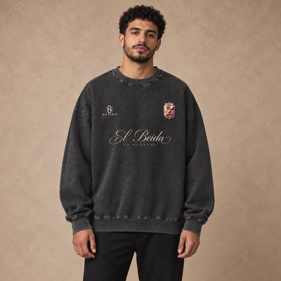 Sweatshirt El Beida noir délavé oversize porté par un homme