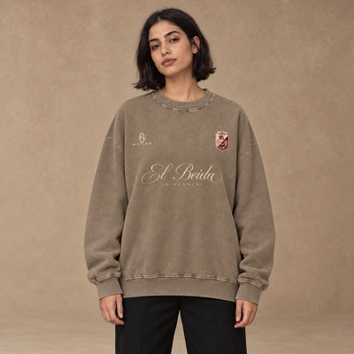 Sweatshirt El Beida taupe oversize porté par une femme
