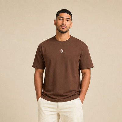 T-shirt Tassili Rupestre brun porté de face avec monogramme DZ Nation