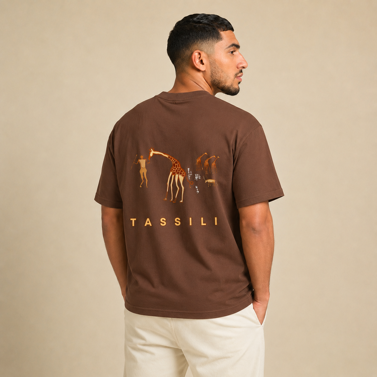 T-shirt Tassili Rupestre brun avec figures inspirées de l’art rupestre imprimées au dos