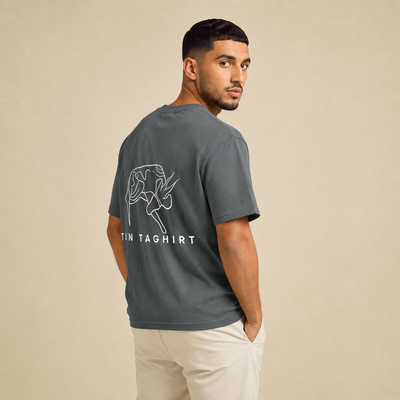 T-shirt Tin Taghirt gris anthracite avec illustration Tin Taghirt au dos
