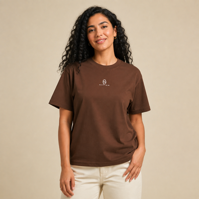 T-shirt Tin Taghirt brun porté de face