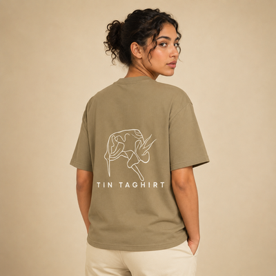 T-shirt Tin Taghirt beige avec design inspiré du Tassili au dos
