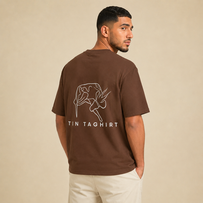 T-shirt Tin Taghirt brun avec illustration Tin Taghirt au dos