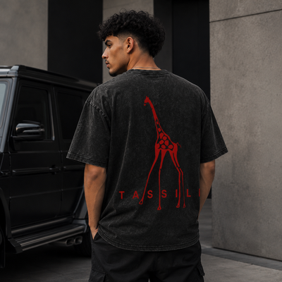 T-shirt Tassili noir avec girafe rouge imprimée au dos