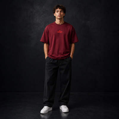 T-shirt DZ Mindset bordeaux porté de face