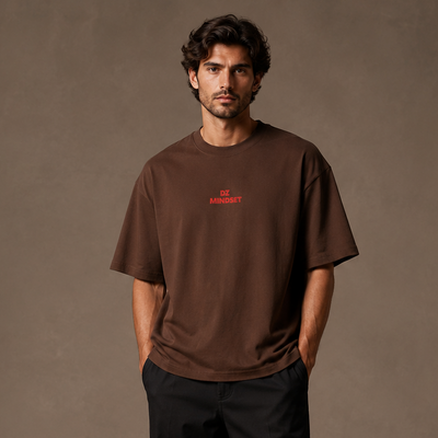T-shirt DZ Mindset brun avec inscription rouge porté de face