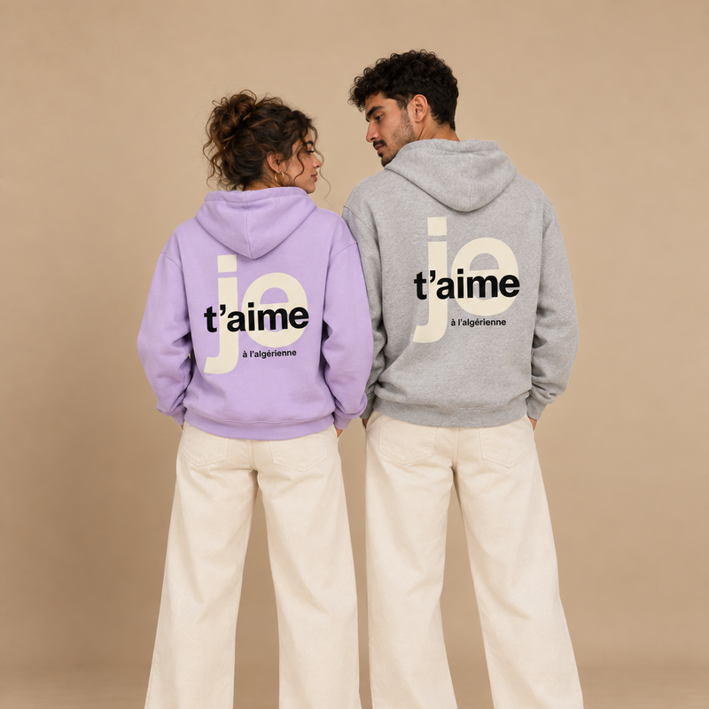 Couple maghrébin de dos portant les sweats oversize Je t’aime à l’algérienne violet et gris