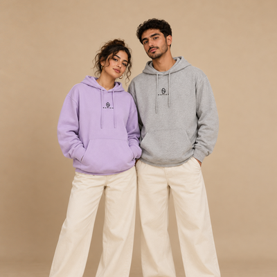 Couple maghrébin portant les sweats à capuche oversize Je t’aime à l’algérienne de face
