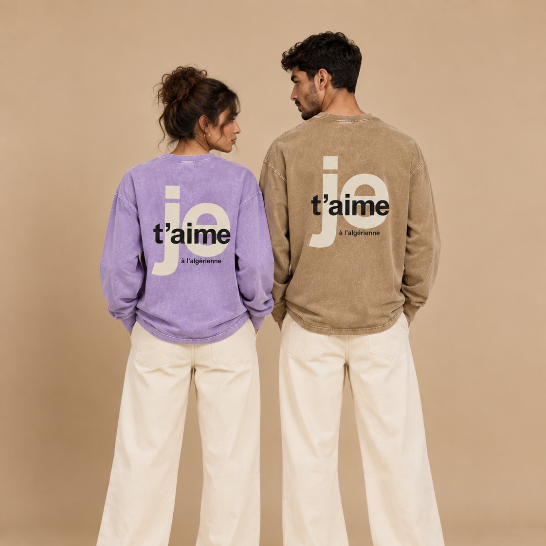 Couple maghrébin de dos portant les sweats délavés Je t’aime à l’algérienne violet et beige