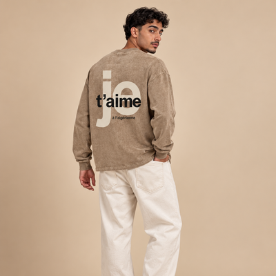 Homme maghrébin de dos portant le sweat délavé Je t’aime à l’algérienne beige