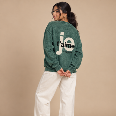 Femme maghrébine de dos portant le sweat délavé Je t’aime à l’algérienne vert