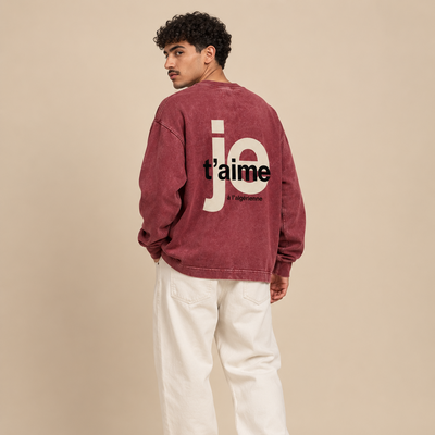 Homme maghrébin de dos portant le sweat délavé Je t’aime à l’algérienne rouge