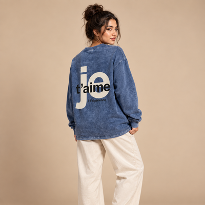 Femme maghrébine de dos portant le sweat délavé Je t’aime à l’algérienne bleu